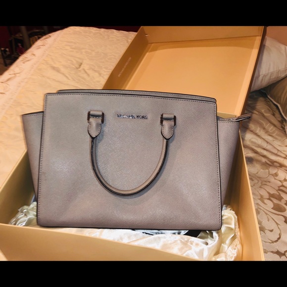 Michael Kors Handbags - Michael Kors Grey leather purse